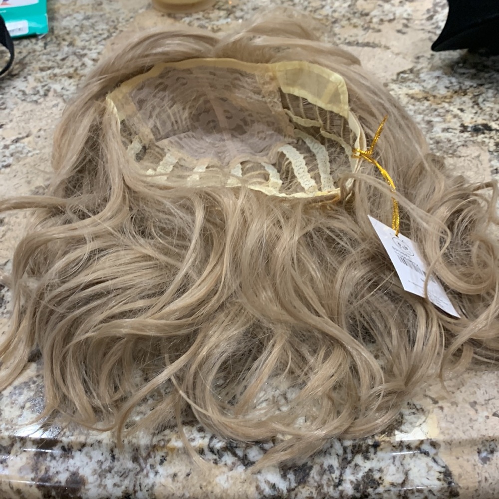 Woman wig - Picture 6 of 8